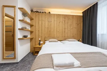 Apartmán 2 — posteľ a zrkadlo